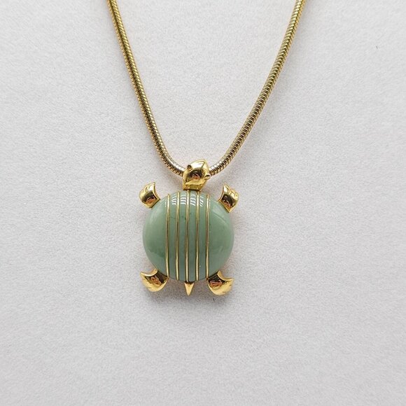 Trifari Vintage Gold Tone Turtle Pendant Necklace Jade Green Lucite - Picture 2 of 6